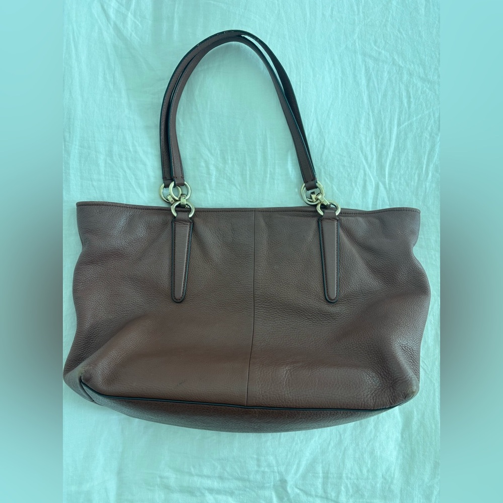 Beautiful Pebbled Leather Coach bag with Gold Details: - Picture 3 of 15